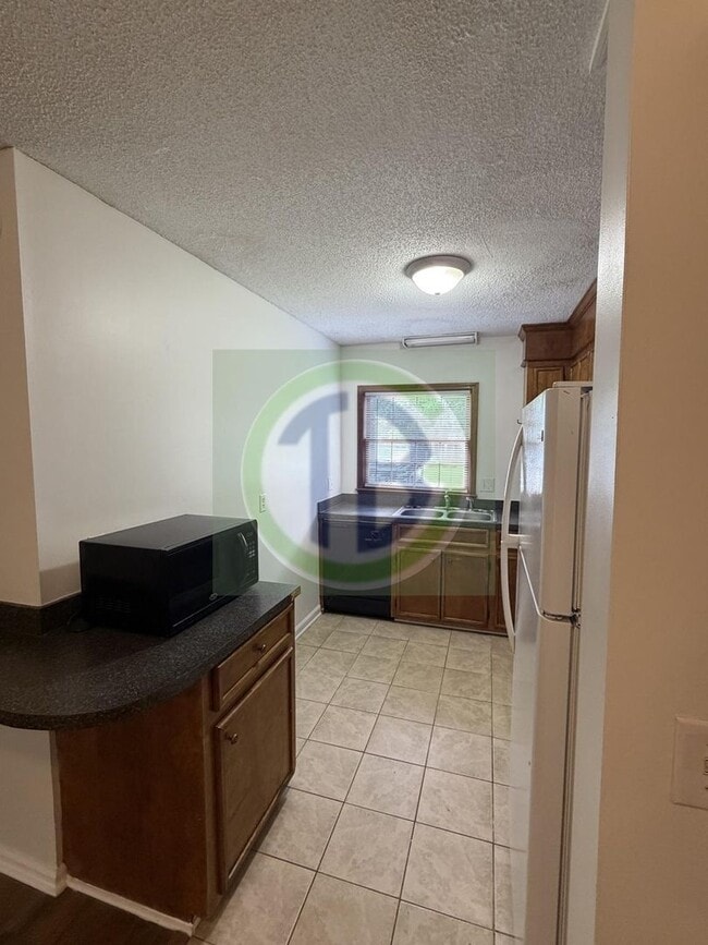 Building Photo - 2bd Townhome conveniently located to all that Irmo has to offer