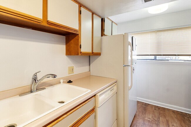 Building Photo - 2 Bed/2 Bath with loft. Close to Campus On bus line.