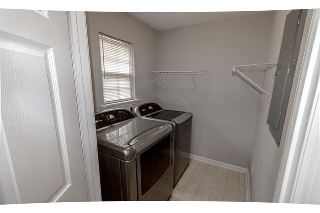 Building Photo - 104 Green Tree Ct