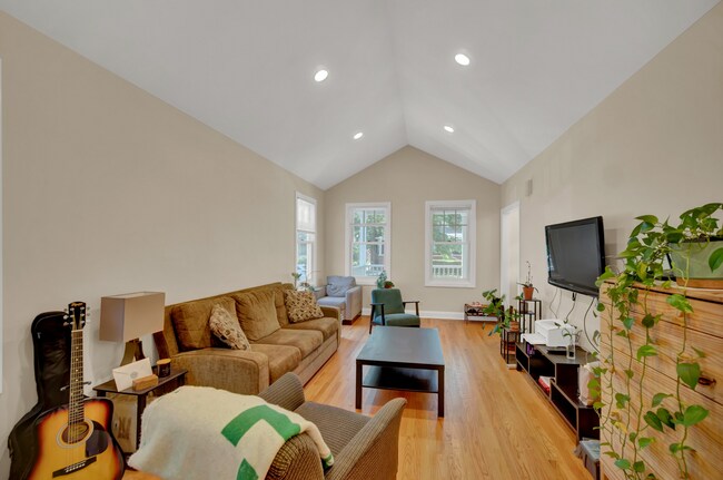 Building Photo - 823 Hamlin St