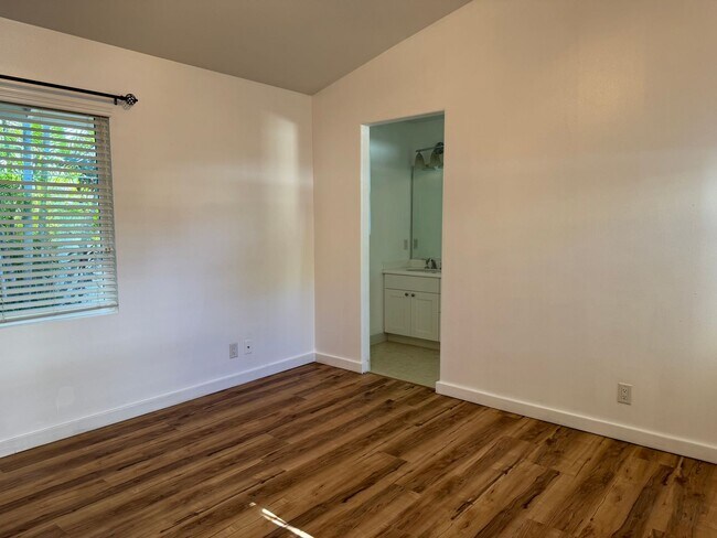 Building Photo - Stunning 4 Bedroom with 3 Bathroom Home in...