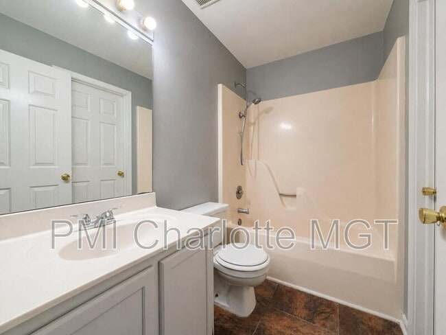 Building Photo - 654 Lex Dr