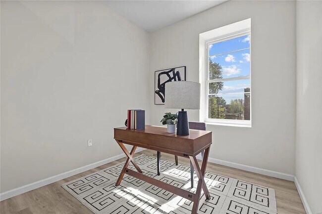Building Photo - Gorgeous Three Bedrooms\ with IN-UNIT Laun...