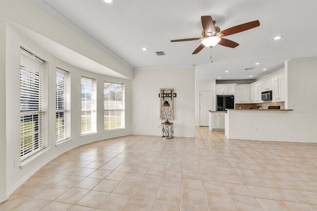 Building Photo - 147 April Waters Dr W