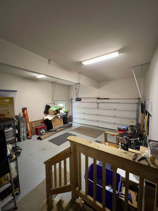 Building Photo - Stunning 5 bedroom 3 bath Carrboro Home with Fenced Yard and Hot Tub!