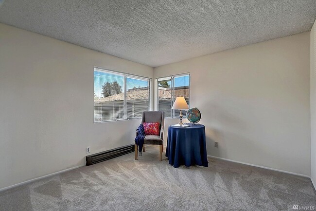 Building Photo - Great Lake Sammamish condo
