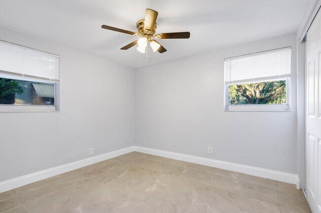 Building Photo - 5073 SW 28th Ave