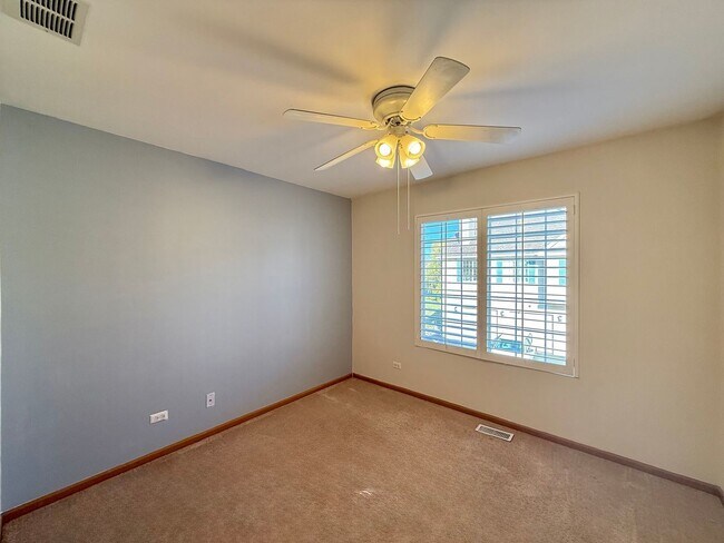 Building Photo - 616 Windsor Dr