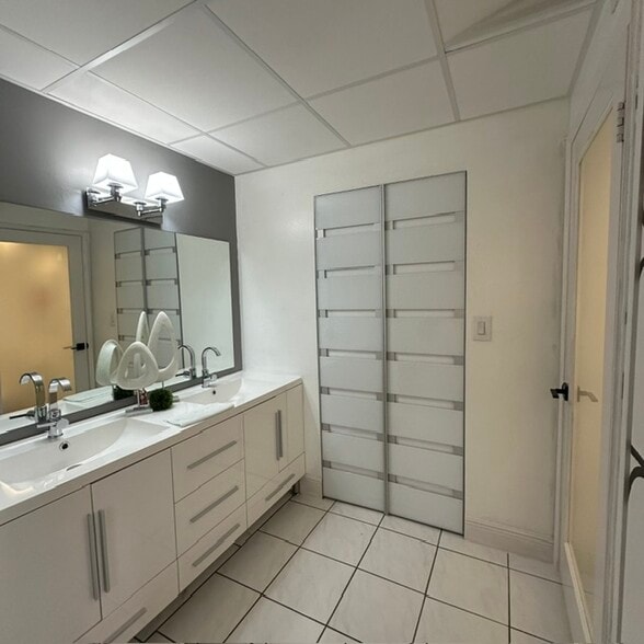 bathroom - 8875A Fontainebleau Blvd