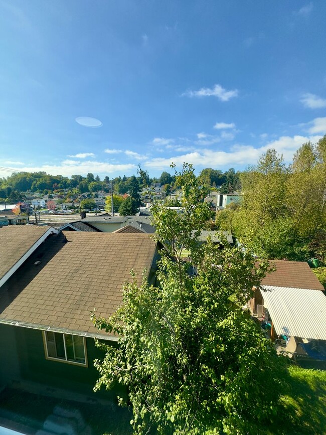 Building Photo - 3 Bd / 3 Ba Seattle Home