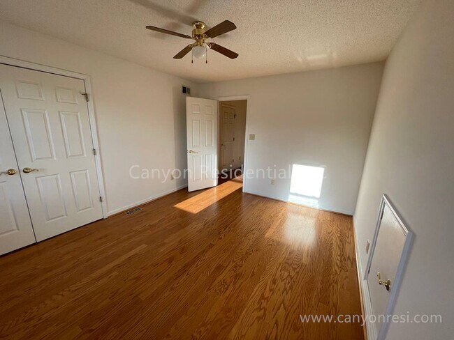 Building Photo - 204 Creeksedge Ct