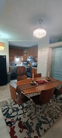 Building Photo - 906 Bitterfield Dr