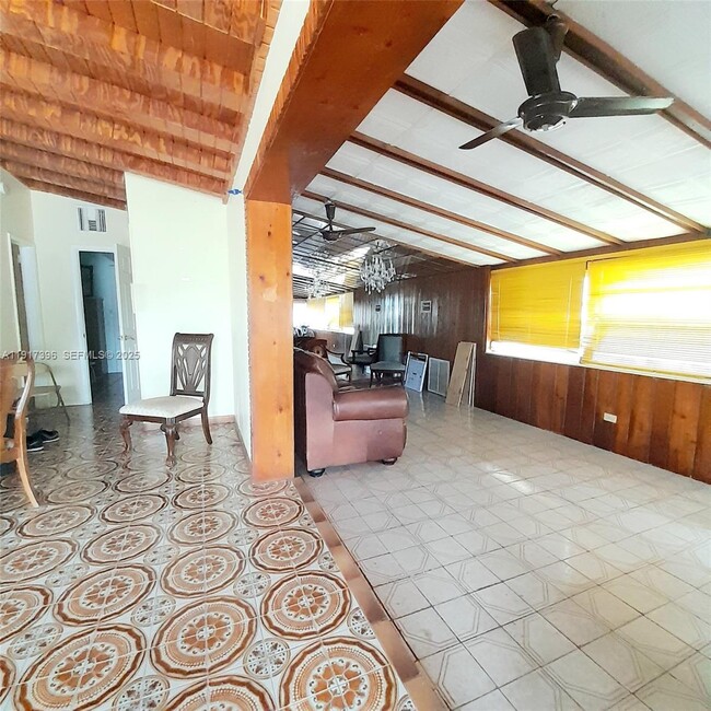 Building Photo - 1830 NE 175th St