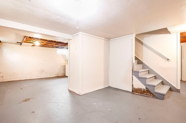 Building Photo - Newly Renovated - 3 Bed, 1.5 Bath Single-Family Home w/ Garage!!