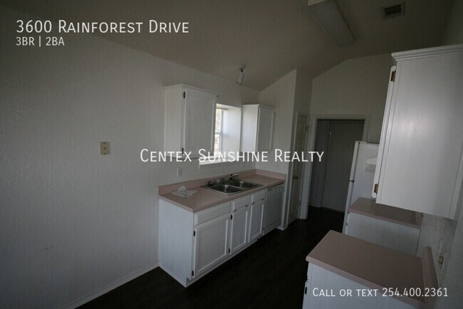 Building Photo - 3600 Rainforest Ln
