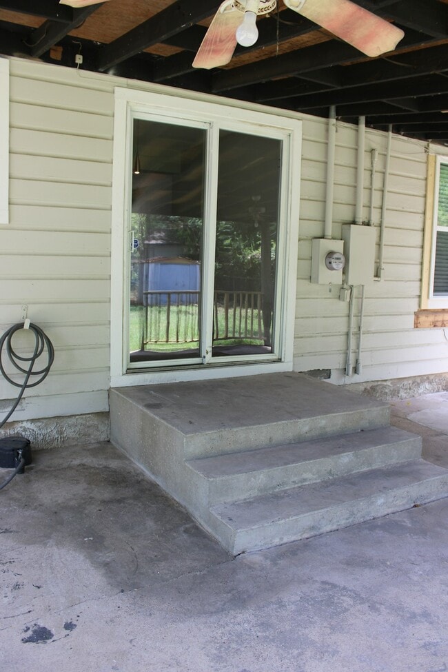 Building Photo - 1313 Casa Vale Dr