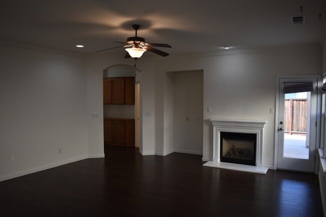 Building Photo - 805 Vía Rosa