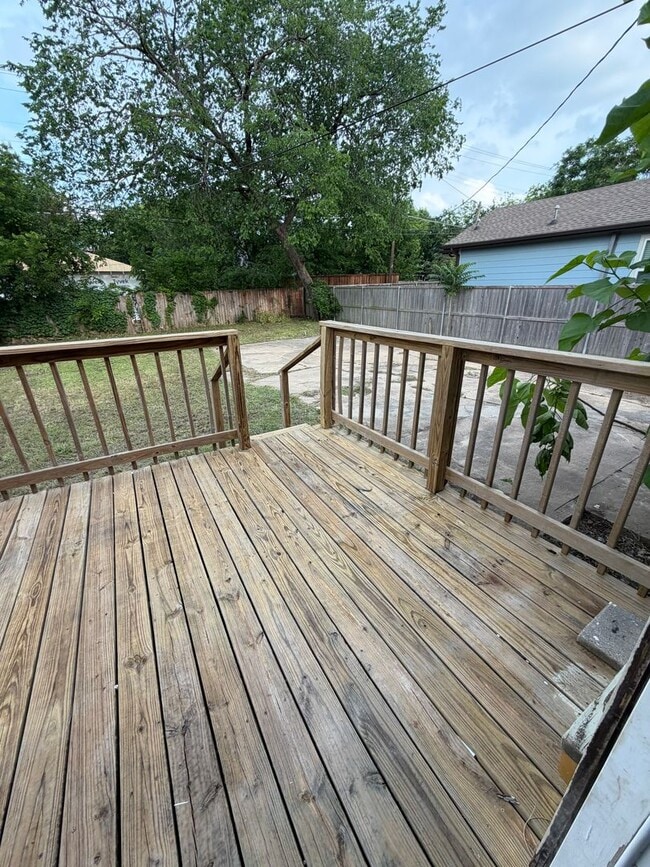 Building Photo - Stylish 2/2 Bungalow with Modern Kitchen & Spacious Backyard