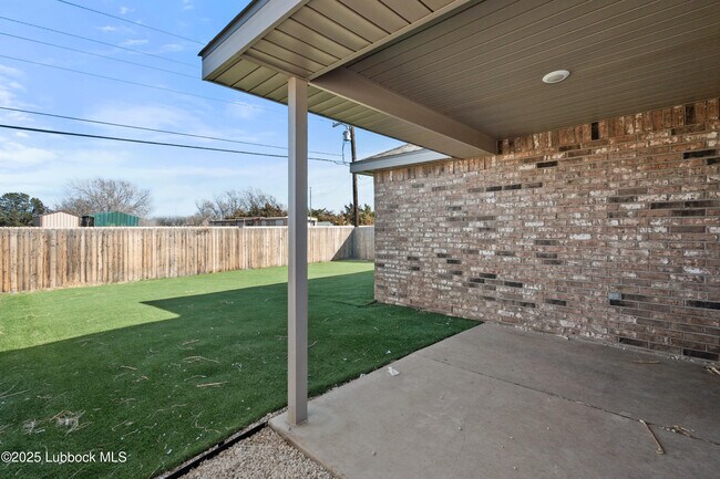 Building Photo - 2031 Kenwood Ave