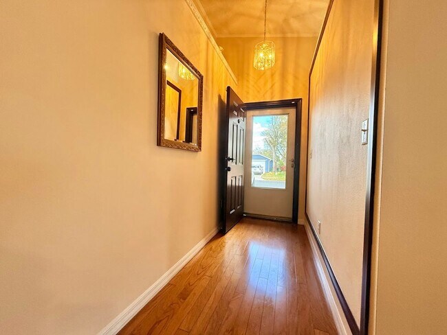 Building Photo - Beautiful Centrally Located 3/2