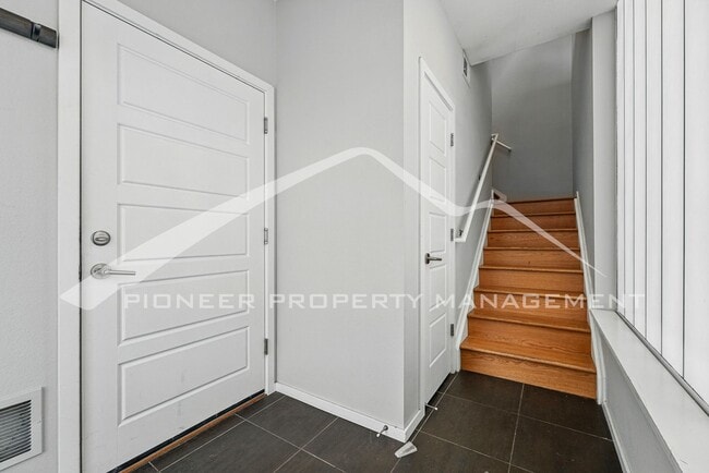 Building Photo - Spacious Home with Washer/Dryer and Mountain Views