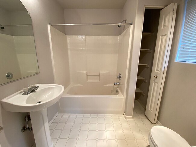 Building Photo - 14290 SW Cougar Ridge Dr