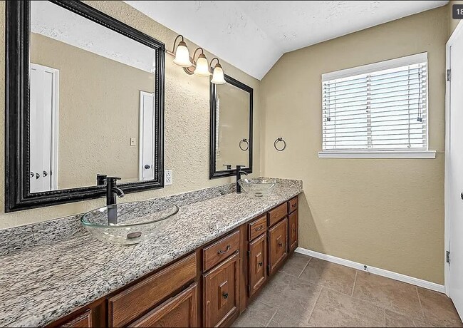 Building Photo - 9611 Crail Dr
