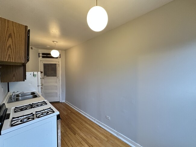 Building Photo - 3007 N Racine Ave