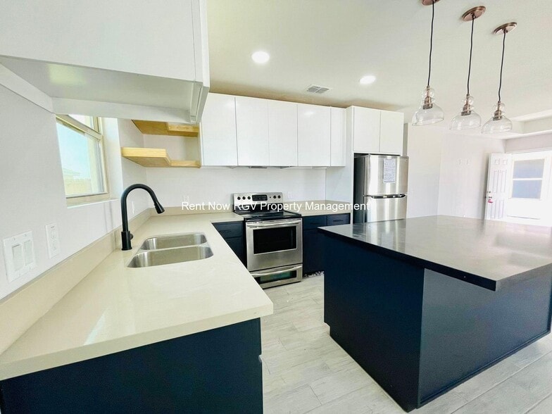 Primary Photo - 3802 Las Vistas Ln