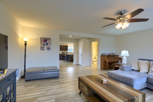 Building Photo - 4 bedroom townhome