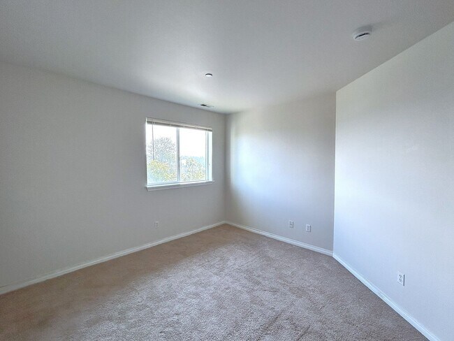 Building Photo - Gorgeous 2-bedroom Townhouse with attached...