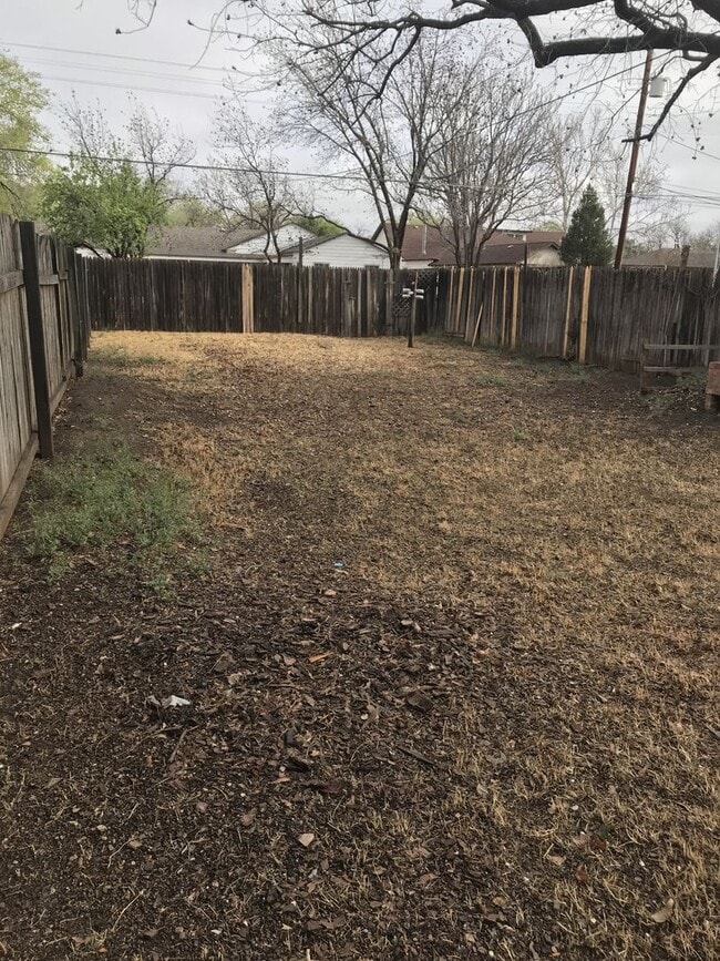 Building Photo - 2/1 in heart of Lubbock!