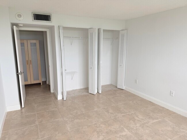 Building Photo - 5600 N Flagler Dr
