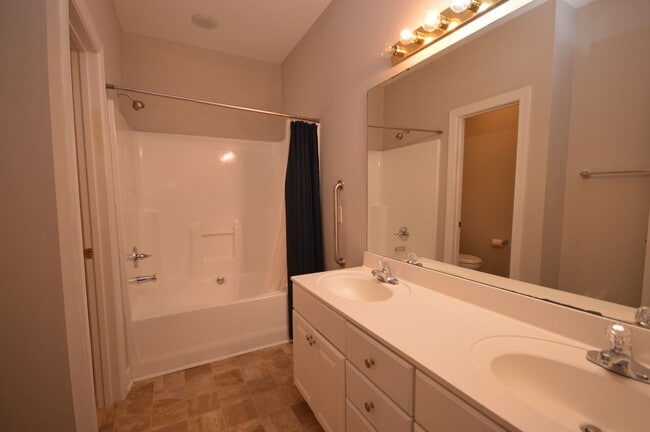 Building Photo - 3319 Philmont Dr