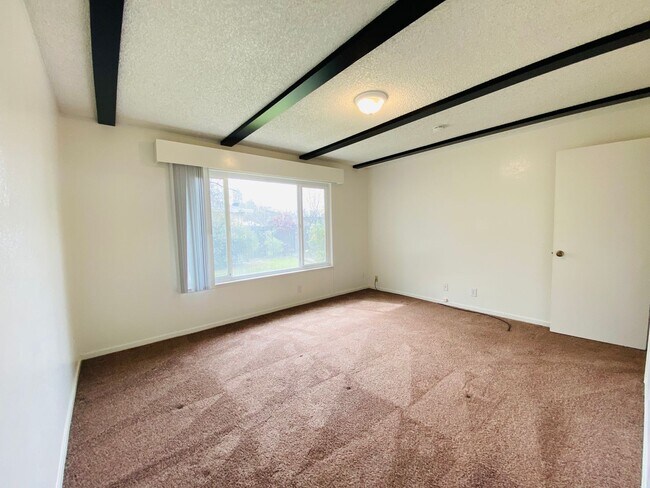Building Photo - Cute Corner Lot!