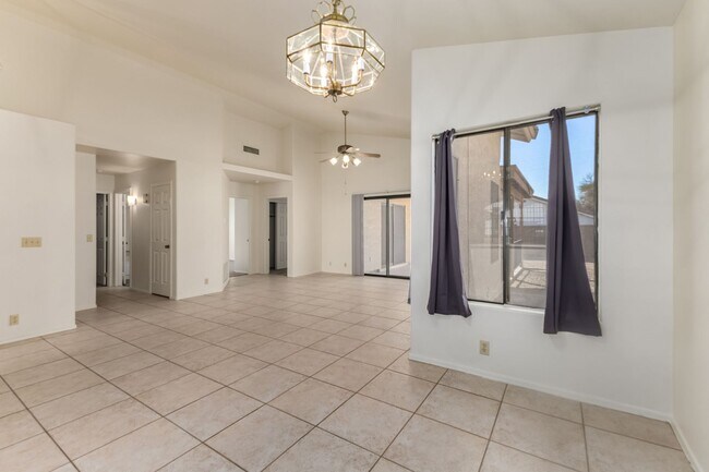 Building Photo - Spacious 3 Bed, 2 Bath Home in Peoria - Your Perfect Home Awaits!