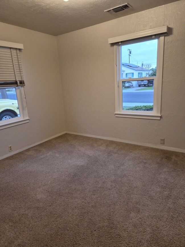 Building Photo - 1059 S Rupert Ave