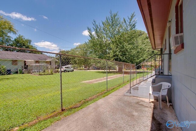 Building Photo - 1328 Oshaughnessy Ave NE