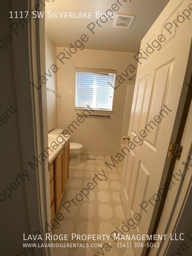 Building Photo - 1117 SW Silver Lake Blvd