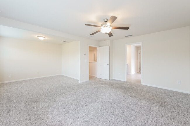 Building Photo - 5834 Un Grv Dr