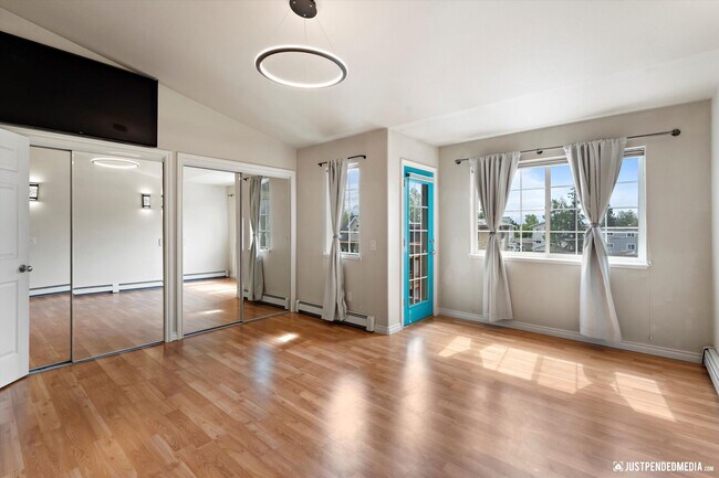 Building Photo - Modern & Stylish Townhome!