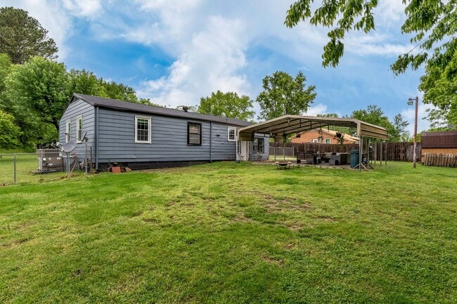 Building Photo - 206 River Heights Dr