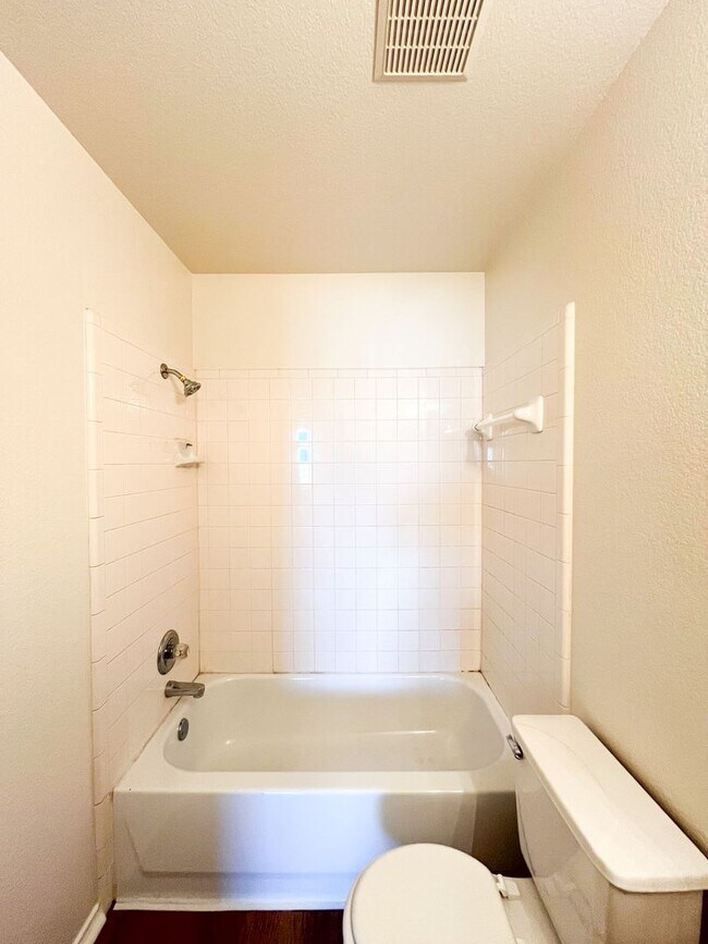 Building Photo - 4000 Doraine Ct