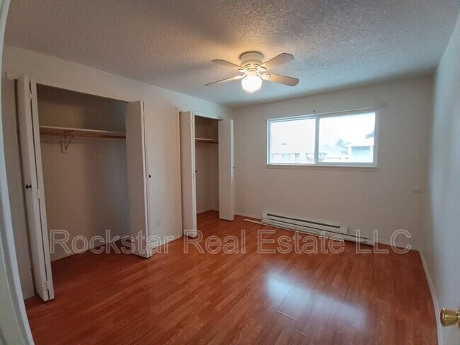 Building Photo - 704 E Bridgeport Ave