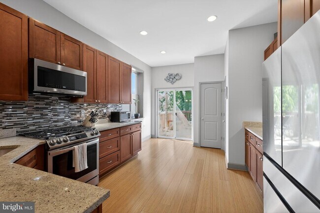 Building Photo - 928 Ingraham St NW
