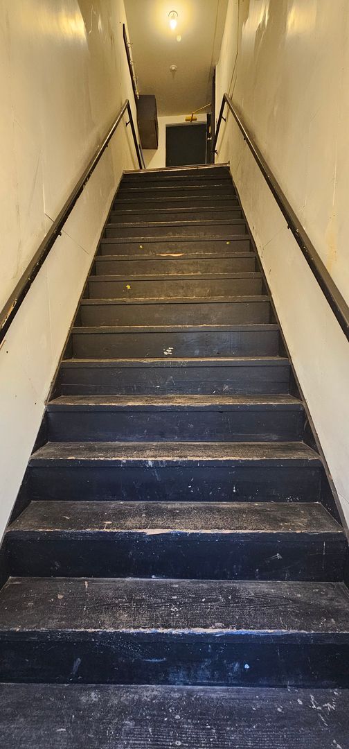 Building Photo - 882 Locust Dr