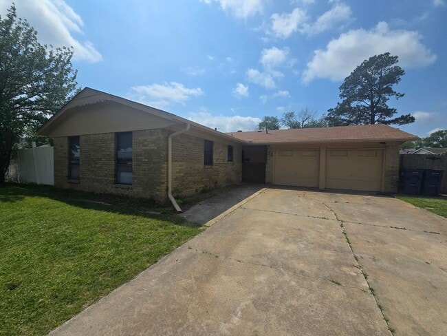 Building Photo - 3 Bedroom 1.5 Bath and 2 Garage home in Shawnee!