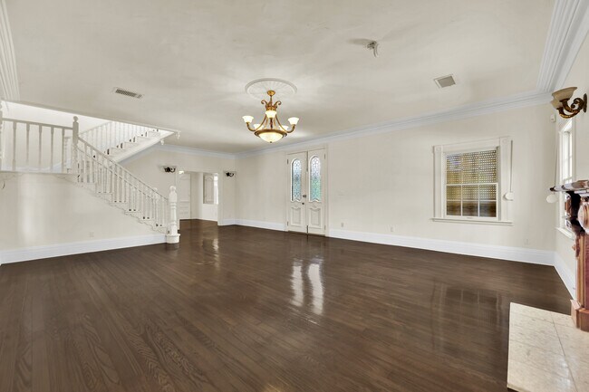 Building Photo - 1250 Shadow Ln