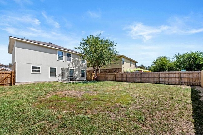 Building Photo - 525 Meadow Park Dr