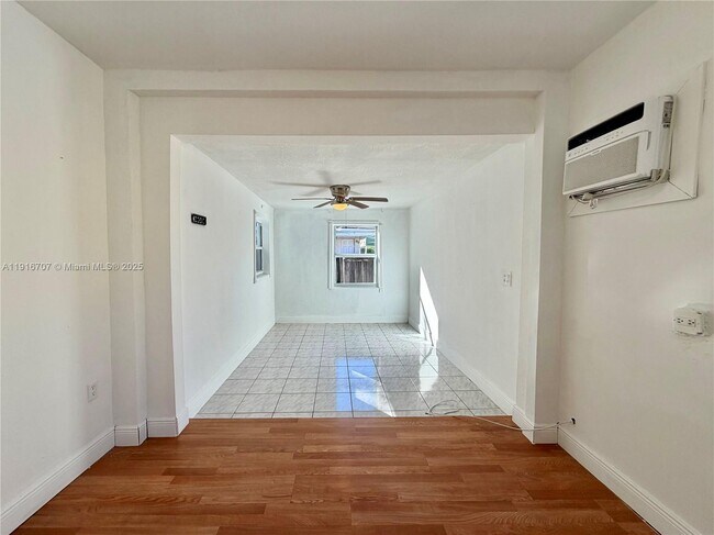 Building Photo - 2727 SW 24th St